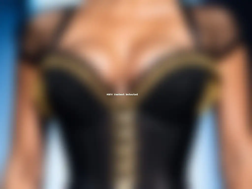 Corset icónico de Jean Paul Gaultier: detalle y elegancia en alta costura Jean Paul Gaultier moda retro: icónico corpiño con copas cónicas y detalles de encaje dorado